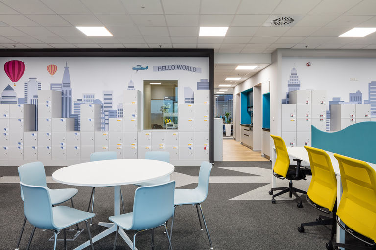 call centrum s pohledem na úložné skříňky (skyline města) – Kanceláře KIWI.COM | Horalík Atelier