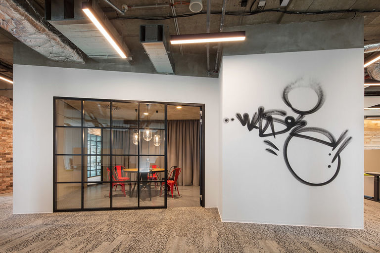 graffiti na stěnách – Kanceláře CA Technologies | Horalík Atelier