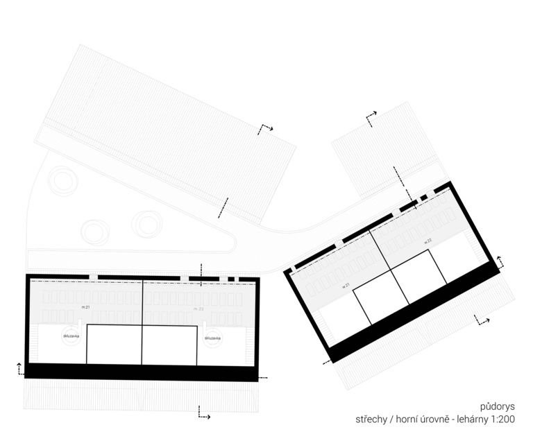 nad hernami školek jsou umístěny lehárny osvětlené kruhovými světlíky – mateřská škola v semilech | Horalík Atelier