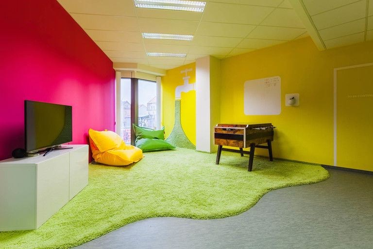 relaxační místnosti s chlupatým kobercem – kanceláře INMITE | Horalík Atelier